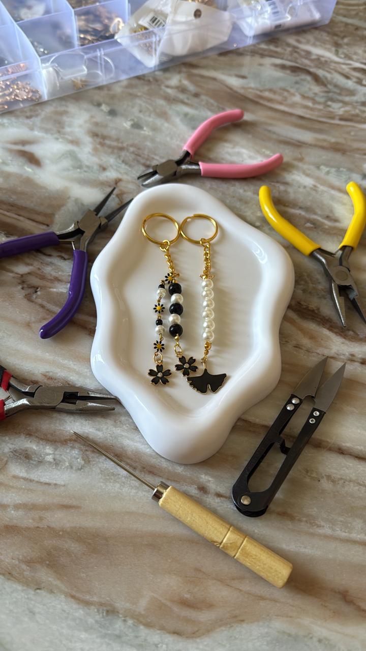 Black daisy charms 1 piece keychain